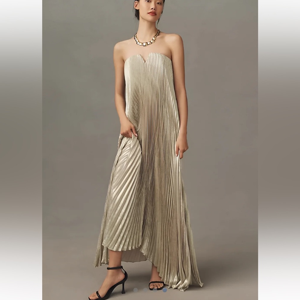 Elegant Strapless Pleated Dress